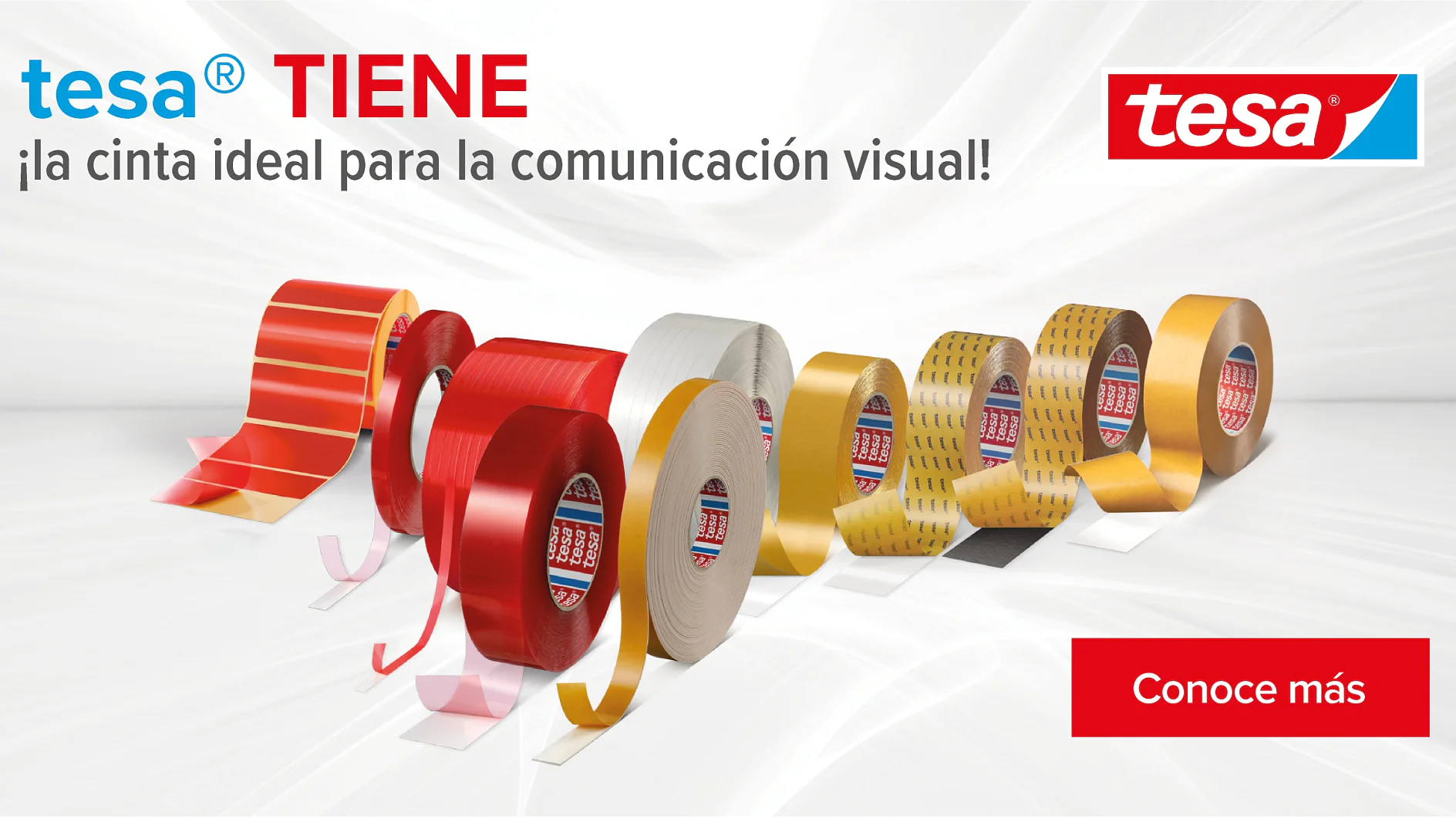Se muestran en fila una variedad de rollos de cinta adhesiva de colores tesa. El fondo es blanco con un patrón similar al de la tela. El texto en español promociona la cinta tesa para la comunicación visual y hay un botón rojo con la etiqueta Conoce más. (This text has been generated by AI)