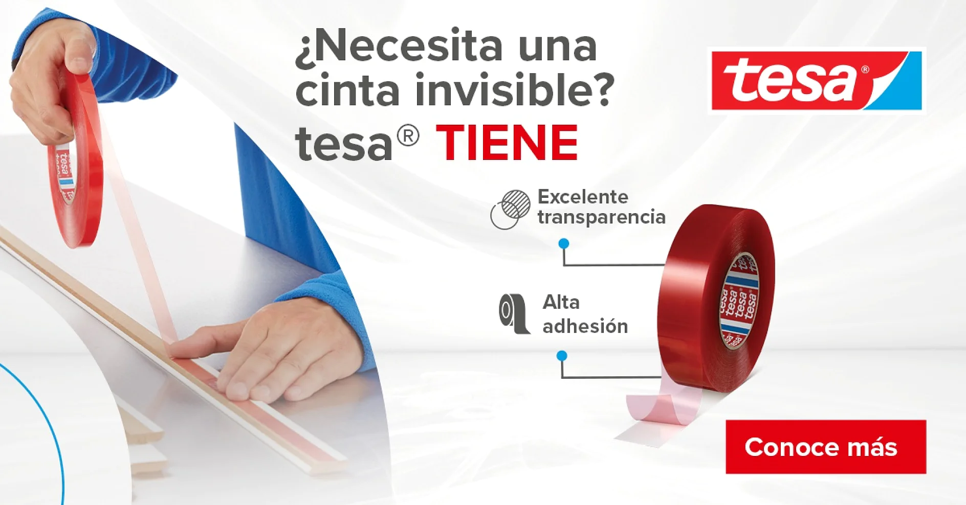 Una persona aplica cinta tesa transparente a una superficie. El texto dice ¿Necesita una cinta invisible? tesa® TIENE con íconos etiquetados Excelente transparencia y Alta adhesión. Se muestra un rollo de cinta tesa roja. En la parte inferior derecha dice Conoce más con el logotipo de tesa®. (This text has been generated by AI)