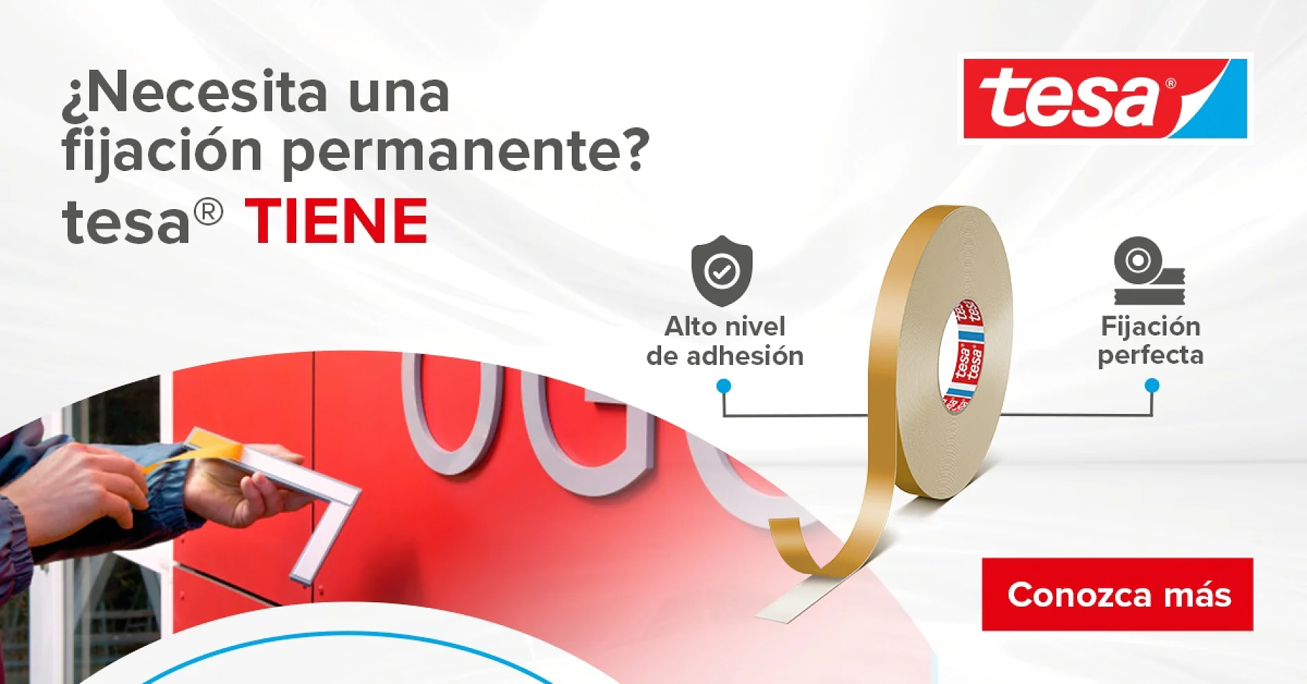 Anuncio de cinta adhesiva tesa que muestra su alto nivel de adhesión y unión perfecta. Una persona aplica cinta tesa sobre una superficie roja. El rollo de cinta tesa se muestra con la marca del producto. El texto dice: ¿Necesita una fijación permanente? tesa® TIENE. (This text has been generated by AI)