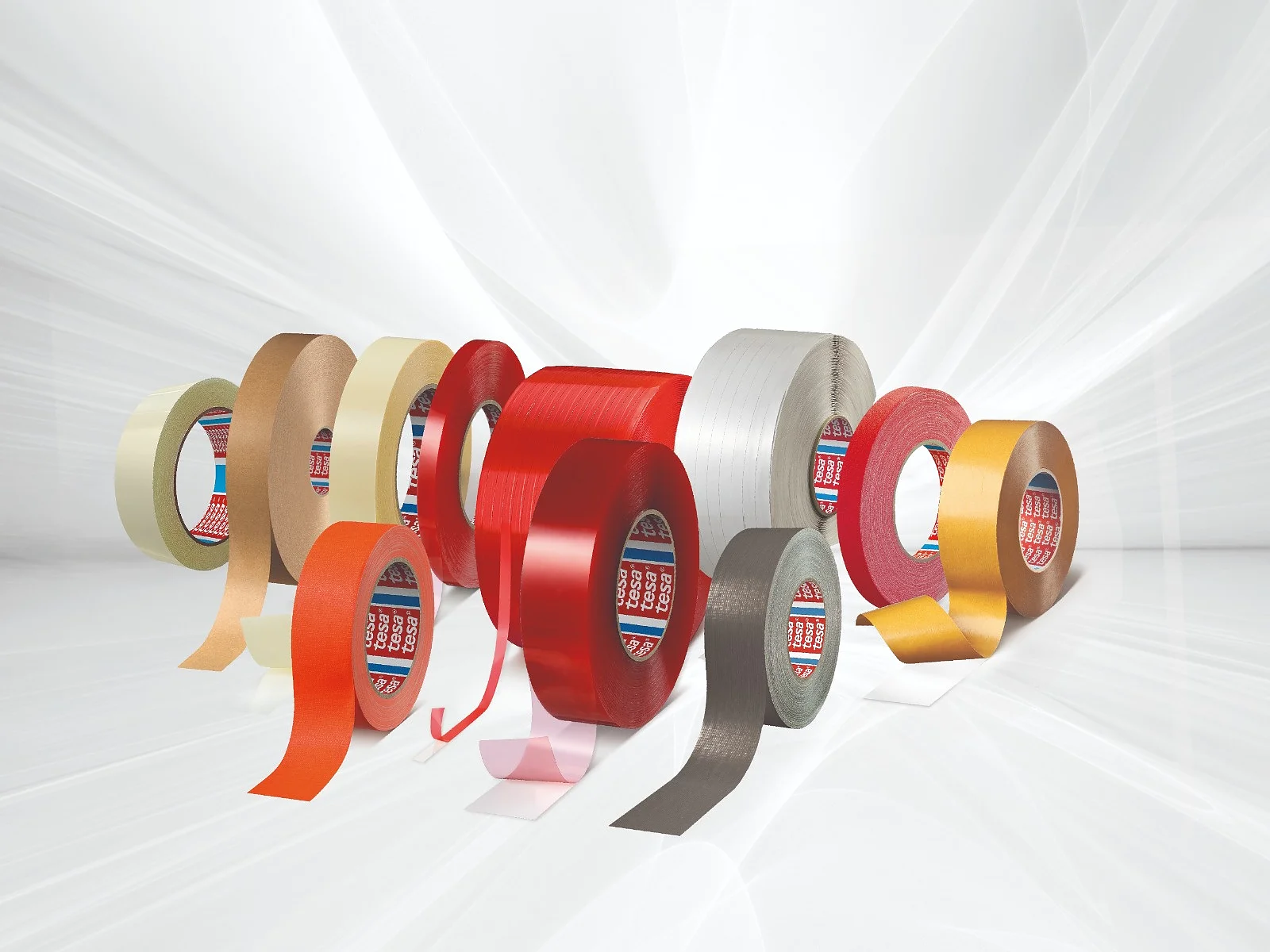 whatsapp-image-2023-08-18-at-8-47-11-am Se muestra un grupo de cintas Tesa de colores sobre un fondo blanco. Los rollos incluyen varios colores, como rojo, naranja, gris y transparente, además de diferentes anchos y texturas. (This text has been generated by AI)