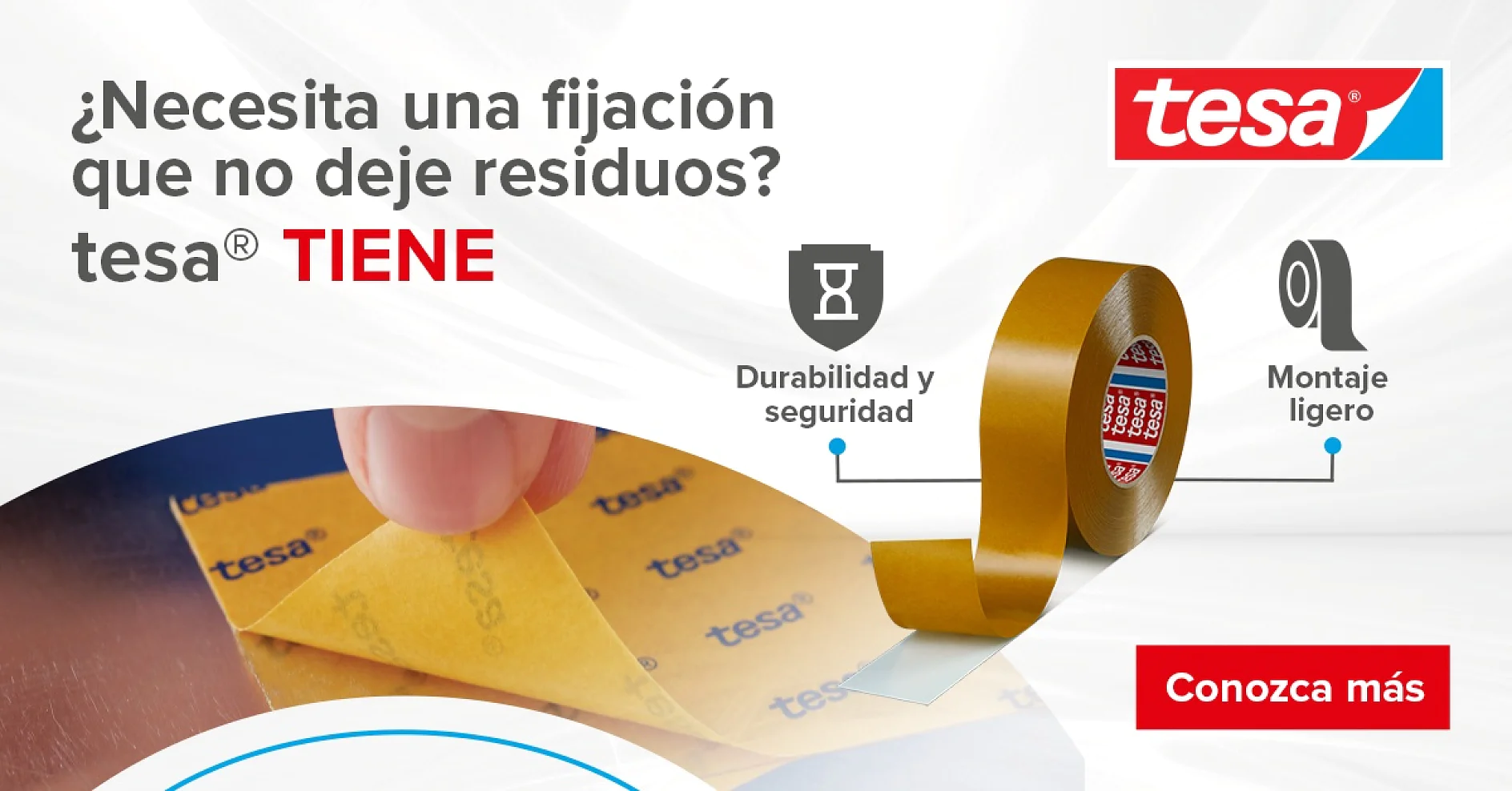 Imagen promocional de la cinta tesa que muestra una mano despegando la cinta tesa de una superficie. El texto destaca la durabilidad del producto y su fácil montaje. El logotipo de tesa se encuentra en la parte superior derecha y hay un botón rojo con la etiqueta Conozca más. El fondo es blanco con espirales. (This text has been generated by AI)