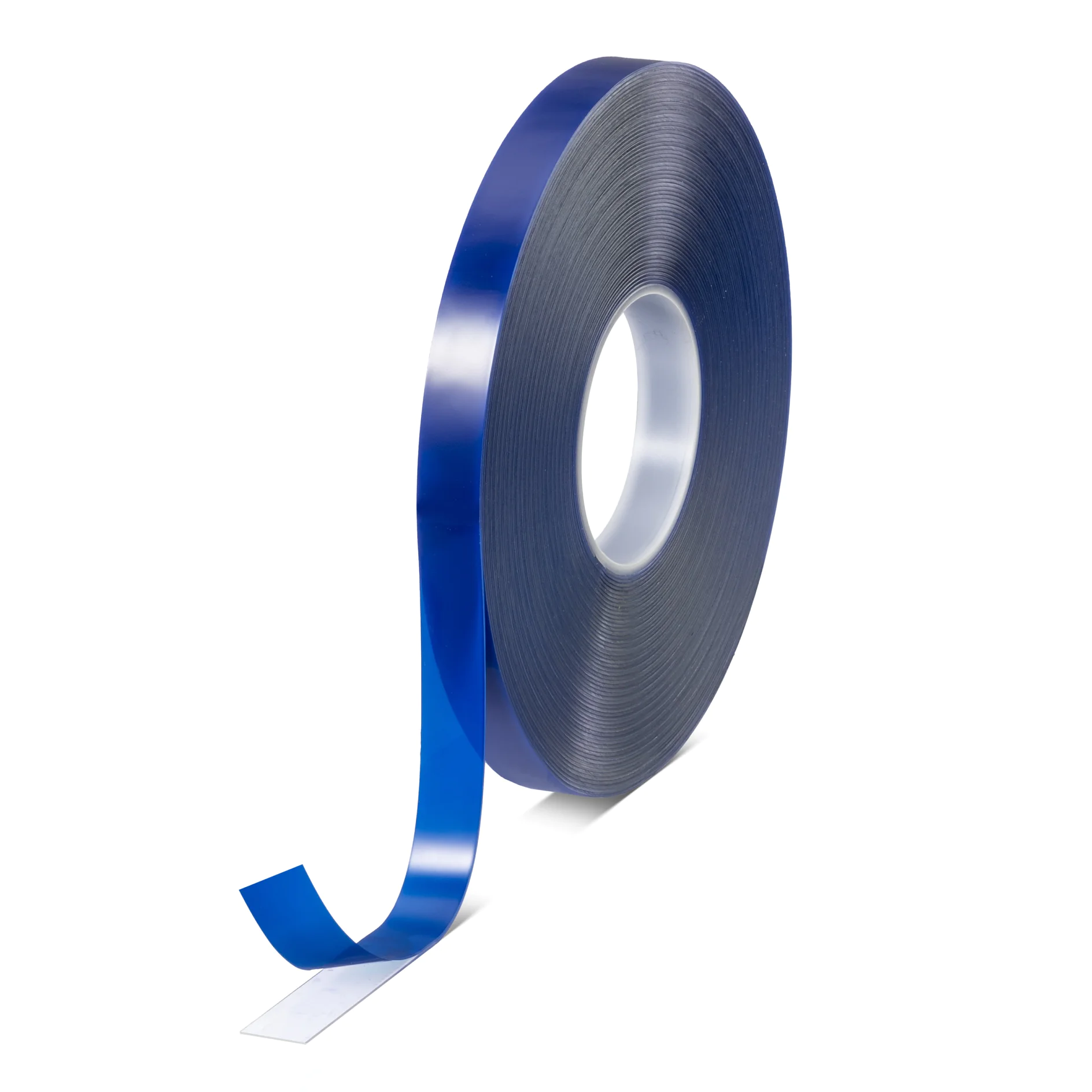 Un rollo grande de cinta adhesiva azul tesa está parcialmente desenrollado y se encuentra en posición vertical sobre un fondo blanco. La cinta tesa tiene un acabado brillante y está enrollada alrededor de un núcleo cilíndrico. (This text has been generated by AI)