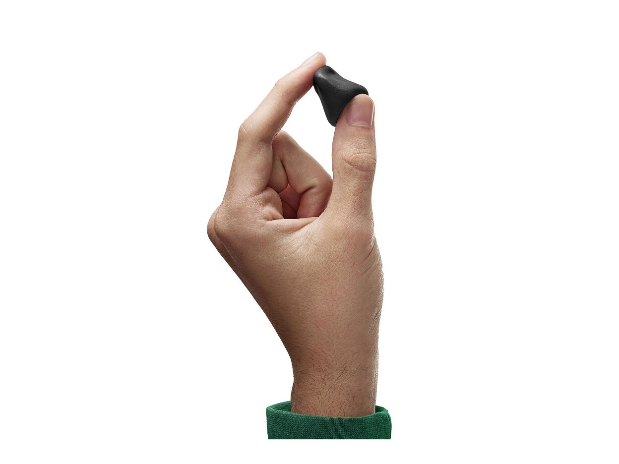 tesa_sugru_mouldable_glue_hand_black_mood_001