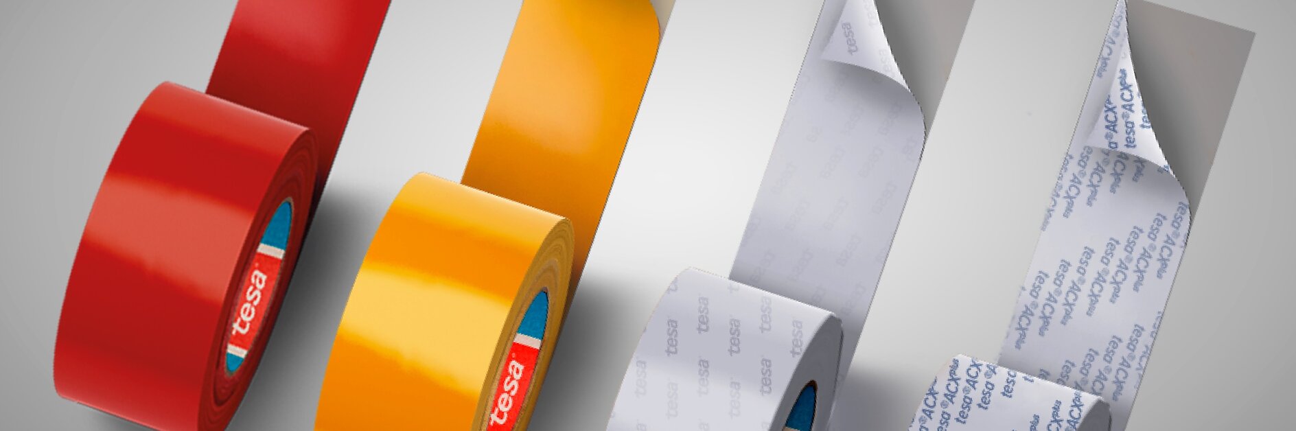 Se muestran cuatro rollos de cinta adhesiva tesa. Las cintas tesa son de color rojo, amarillo, blanco liso y blanco con texto. Cada rollo está parcialmente desenrollado, dejando al descubierto el lado adhesivo. La marca tesa es visible en el interior de los rollos. (This text has been generated by AI)