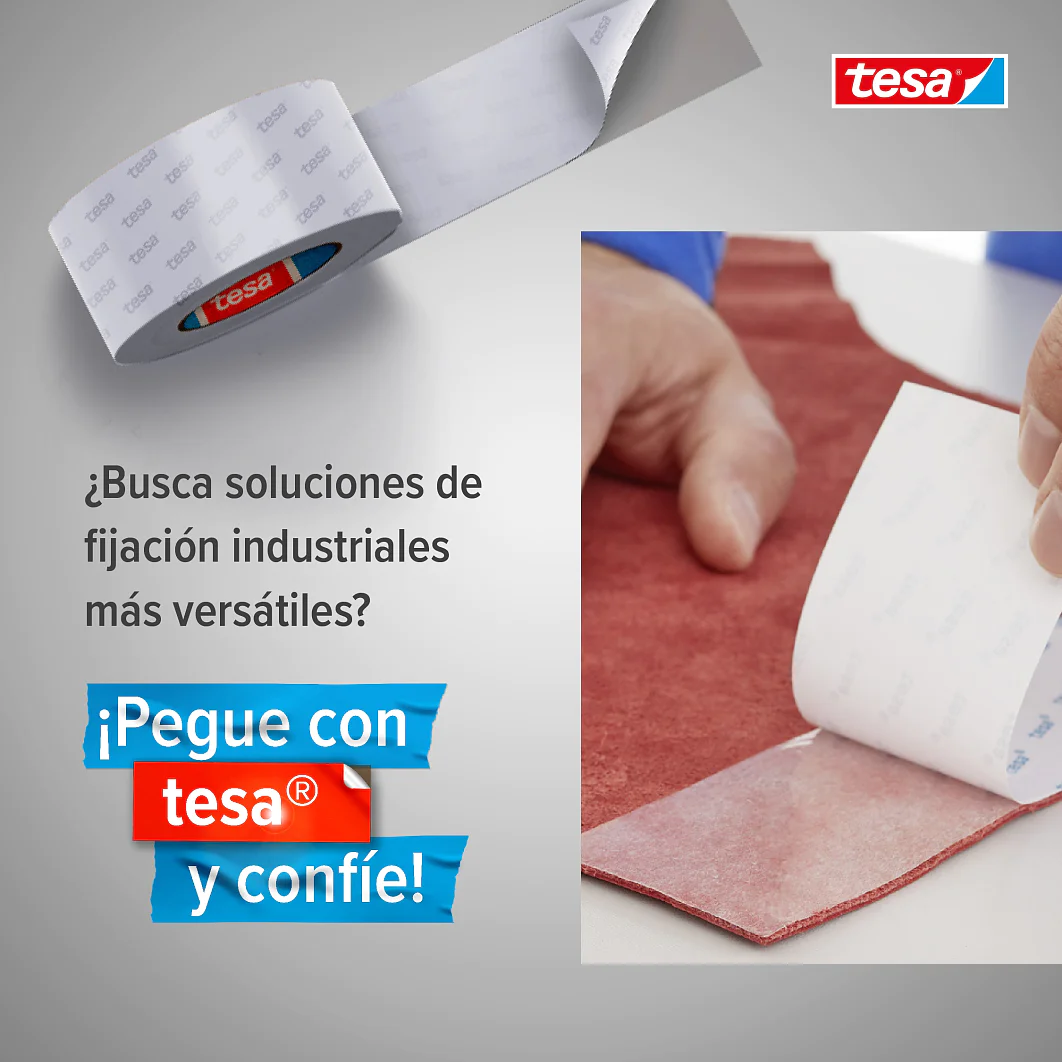 Una mano está quitando el reverso de un rollo de cinta tesa sobre una superficie roja. El texto en español dice: ¿Busca soluciones de fijación industriales más versátiles? ¡Pegue con tesa y confíe! El logotipo de tesa está en la esquina superior derecha. (This text has been generated by AI)