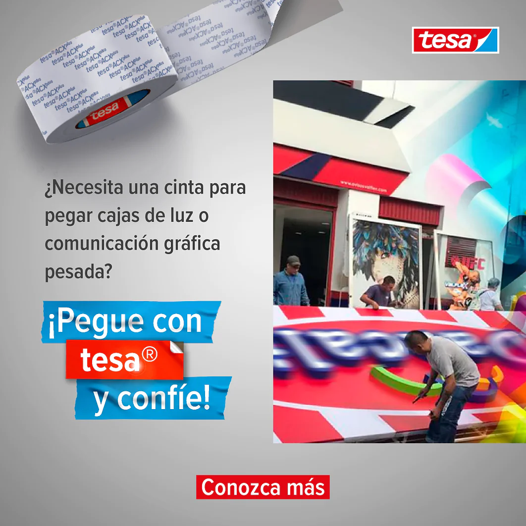 Anuncio de la cinta tesa®. La imagen muestra a trabajadores aplicando gráficos en el escaparate de una tienda, con un rollo de cinta tesa® en la foto de arriba. El texto en español dice: “¿Necesita una cinta para pegar cajas de luz o comunicación gráfica pesada? ¡Pegue con tesa® y confíe!”. (This text has been generated by AI)