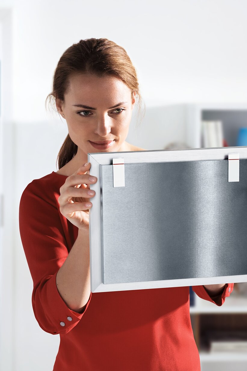 tesa Powerstrips® Resistentes tiras adhesivas de montaje para colgar objetos de la casa directamente en la pared.