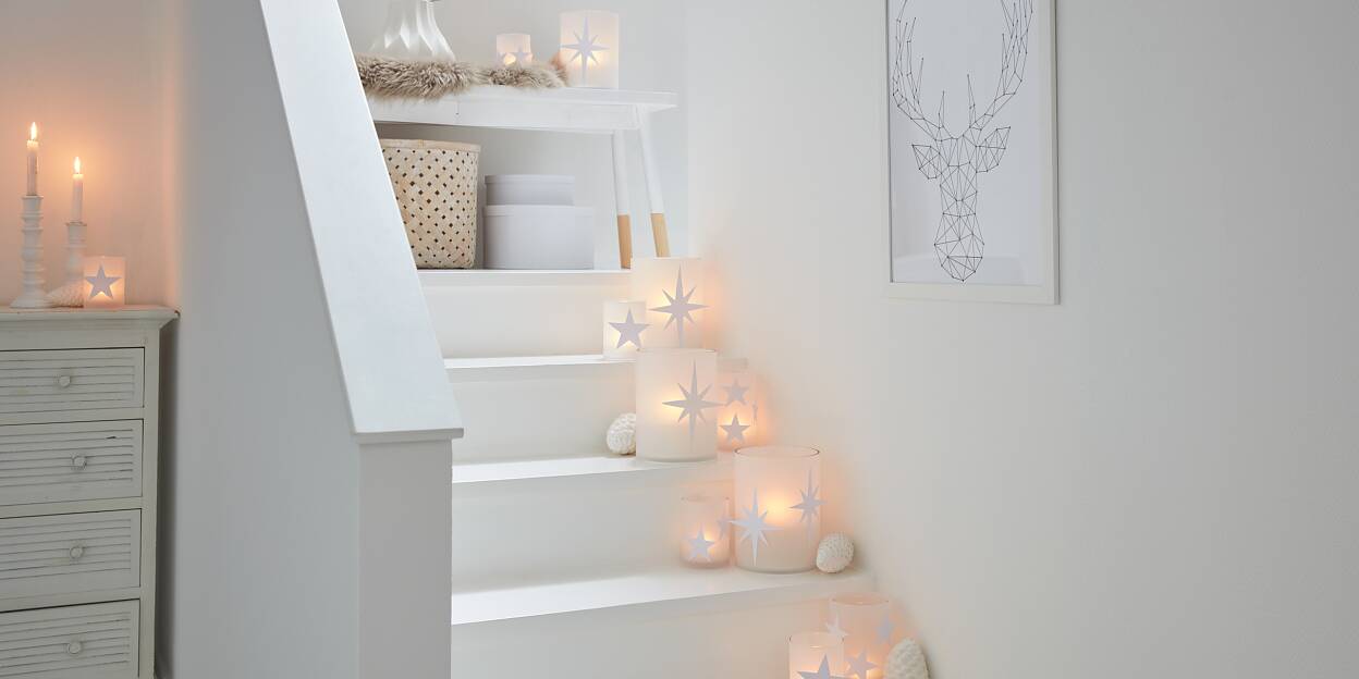 This stairs decoration puts candles (safely!) in the limelight - and it looks beautiful. Especially when the DIY candle holders are decorated with paper stars.