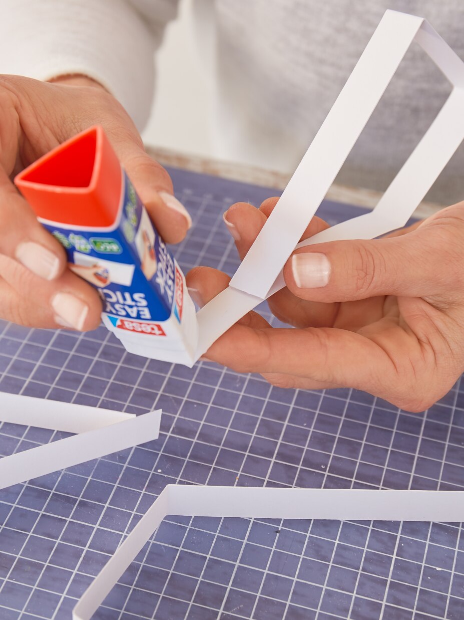 Apply the glue step 05 Apply the glue