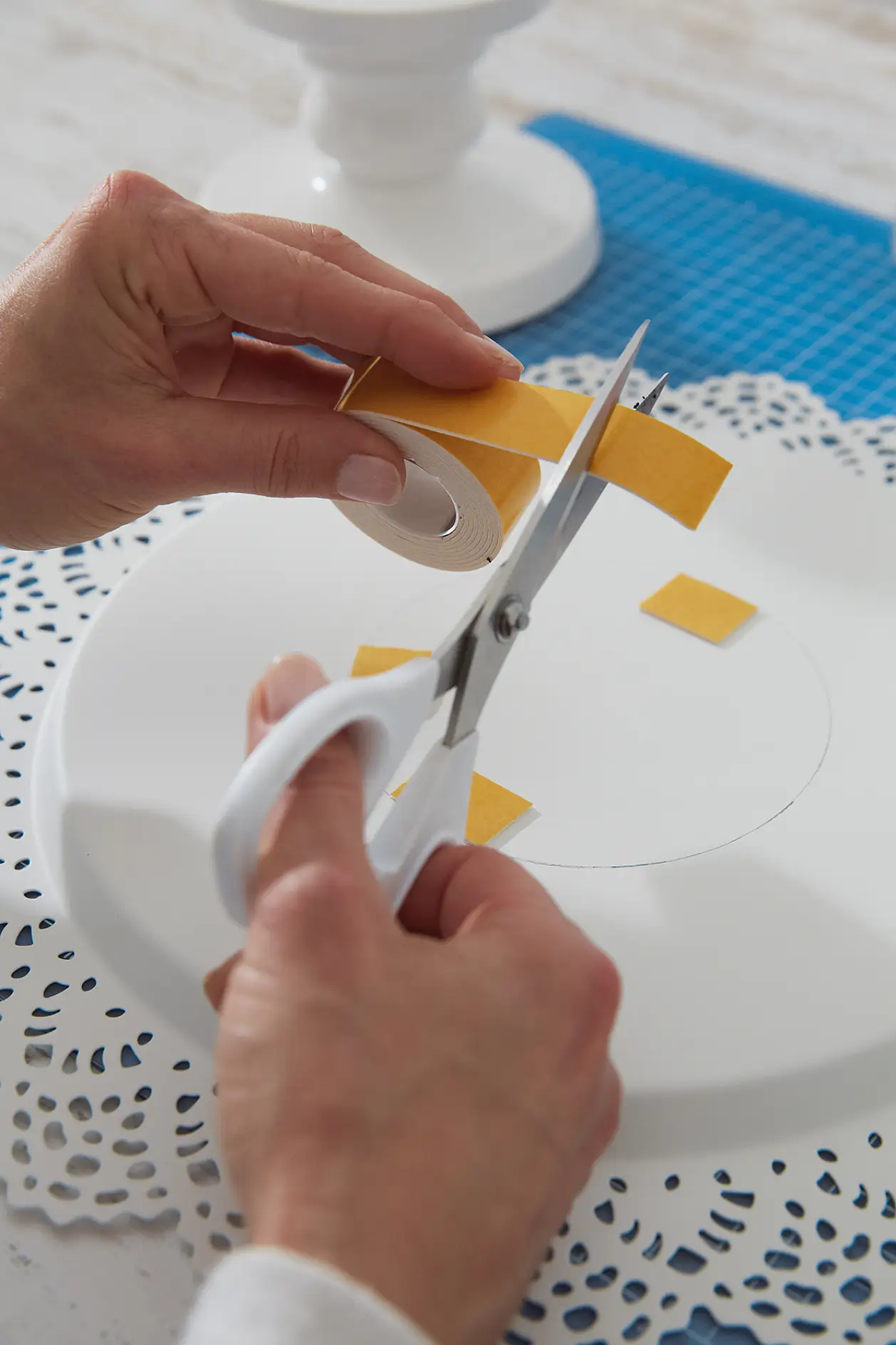 Cut small pieces of tesa Powerbond® INDOOR and stick them on the plate along the pen line. Be careful not to touch the adhesive on the tape.