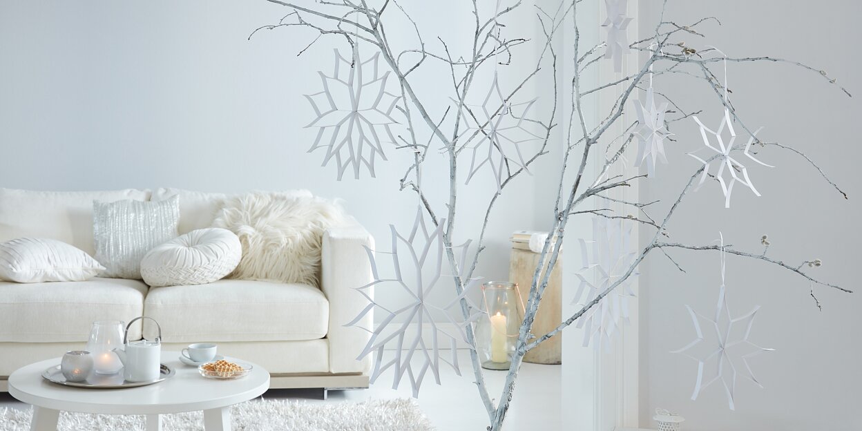 DIY Paper Stars The delicate paper stars look like snow crystals. These hanging decorations are easy to make - a wonderful present for your next Christmas party!