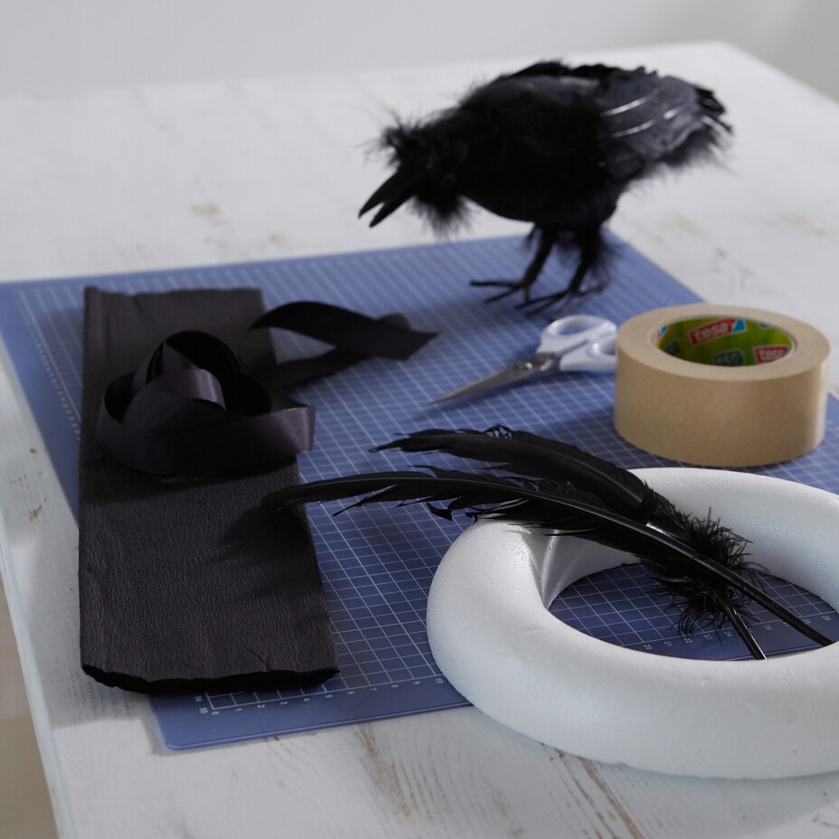 Spooky Raven Wreath Material Overview Overview of materials.