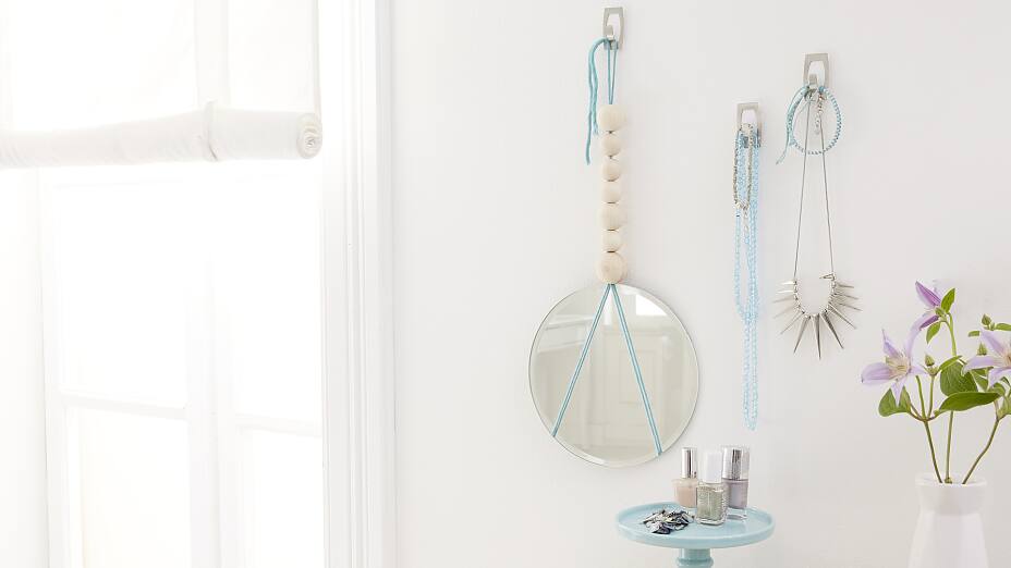 This interior decoration is original and easy - With the elegant coat hooks Powerstrips® Metal-Plastic Hook SMALL Convex, the hanging mirror is a perfect addition to your bedroom ideas!