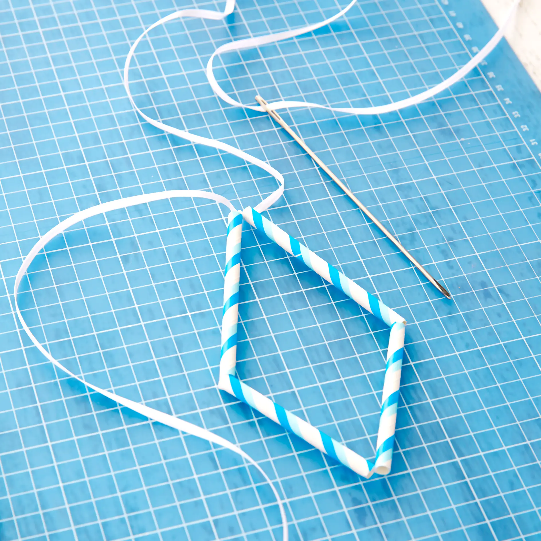 Geometric mobile from straws / Step 2