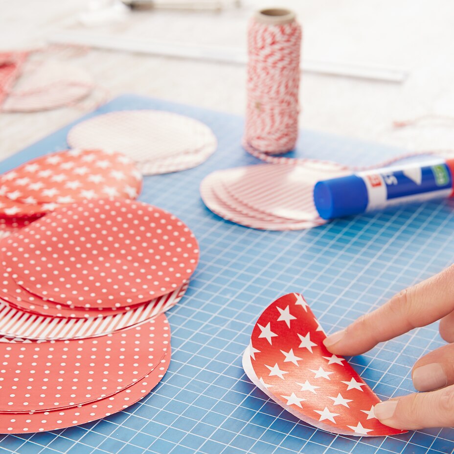 Powerstrips Tips & Tricks: Paper garland / Step 2 Powerstrips Tips & Tricks: Paper garland / Step 2