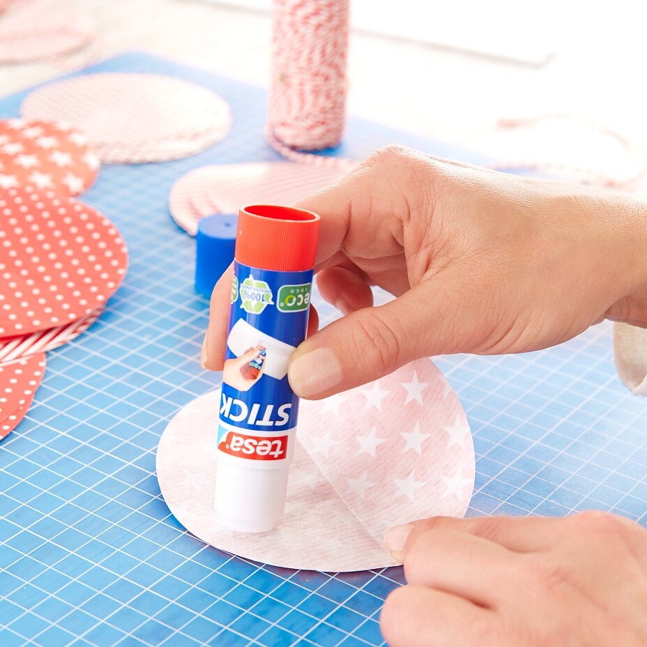 Powerstrips Tips & Tricks: Paper garland / Step 3 Powerstrips Tips & Tricks: Paper garland / Step 3