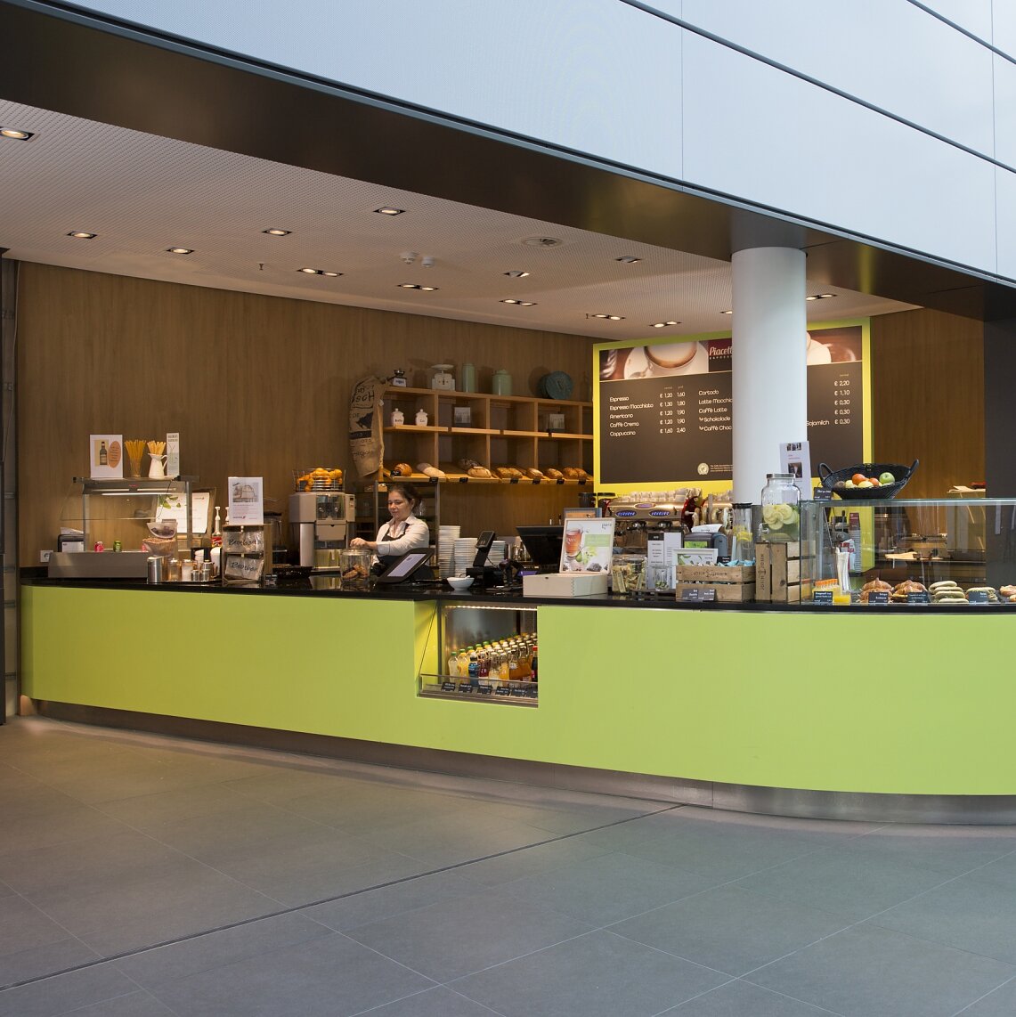 An unserer Barista-Bar erhalten Sie heiße Getränke, kalte Erfrischungen, frisch gebackenes Brot und Snacks. An unserer Barista-Bar erhalten Sie heiße Getränke, kalte Erfrischungen, frisch gebackenes Brot und Snacks.