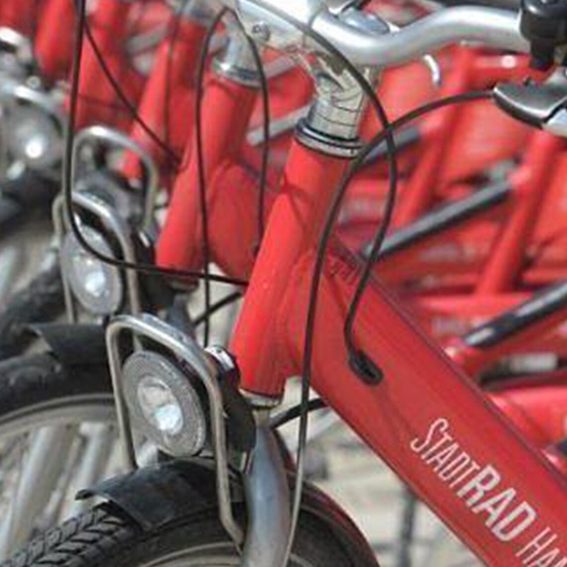 An unserer Station der StadtRad Hamburg Fahrräder können Sie sich Fahrräder ausleihen oder nutzen Sie den HVV zu einem vergünstigten Preis. An unserer Station der StadtRad Hamburg Fahrräder können Sie sich Fahrräder ausleihen oder nutzen Sie den HVV zu einem vergünstigten Preis.