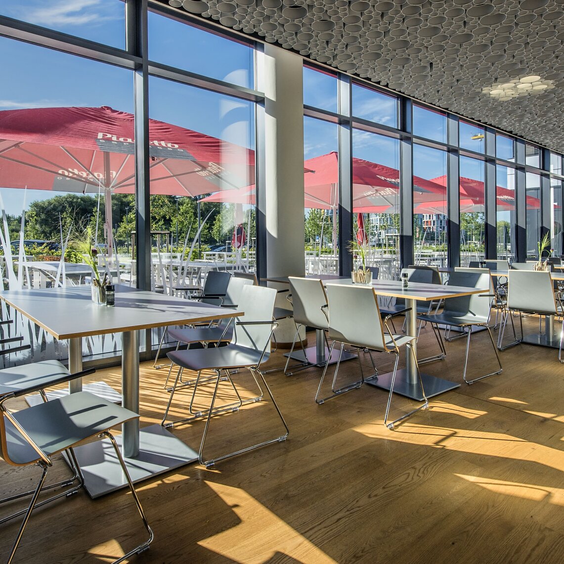 In unserem Betriebsrestaurant Hugo‘s stehen Ihnen täglich fünf wechselnde Menüs zur Auswahl. In unserem Betriebsrestaurant Hugo‘s stehen Ihnen täglich fünf wechselnde Menüs zur Auswahl.