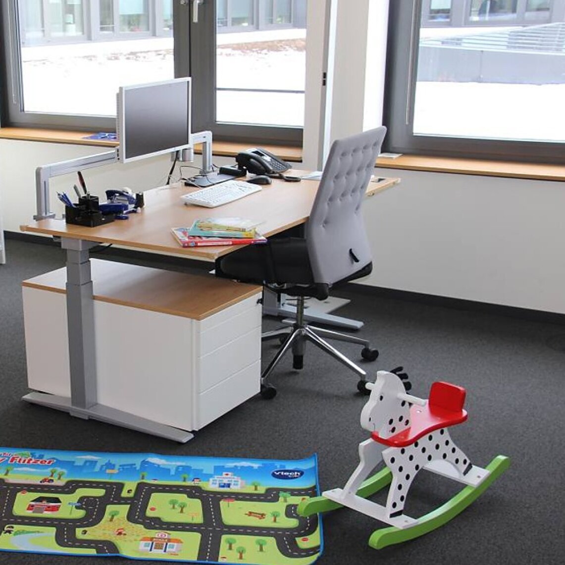 Kurzfristiger Ausfall bei der Kinderbetreuung? In unserem Eltern-Kind-Büro finden auch Ihre Kleinen eine Beschäftigung. Kurzfristiger Ausfall bei der Kinderbetreuung? In unserem Eltern-Kind-Büro finden auch Ihre Kleinen eine Beschäftigung.