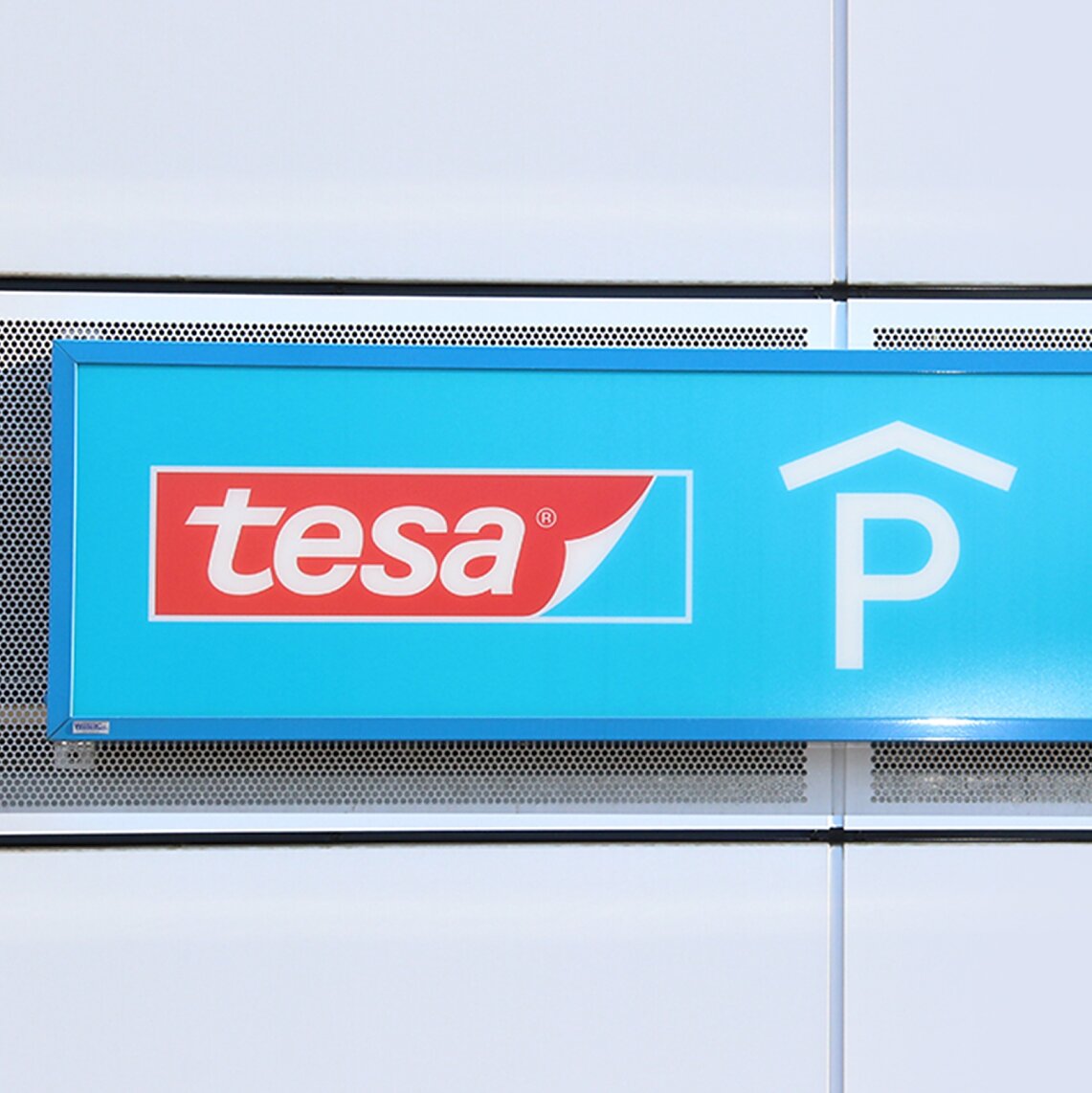 Wir bieten kostenfreie Parkplätze, die Möglichkeit Fahrräder sicher abzustellen und Elektrofahrzeuge zu laden. Wir bieten kostenfreie Parkplätze, die Möglichkeit Fahrräder sicher abzustellen und Elektrofahrzeuge zu laden.