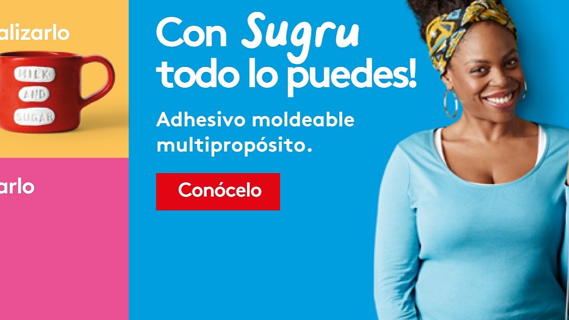Anuncio del adhesivo moldeable Sugru. Una taza roja con etiquetas blancas, un grifo verde reparado y una mujer sonriente sosteniendo Sugru. Un hombre está de pie junto a ella con una mochila. El texto dice: ¡Con Sugru todo lo puedes! Adhesivo moldeable multipropósito. (This text has been generated by AI)