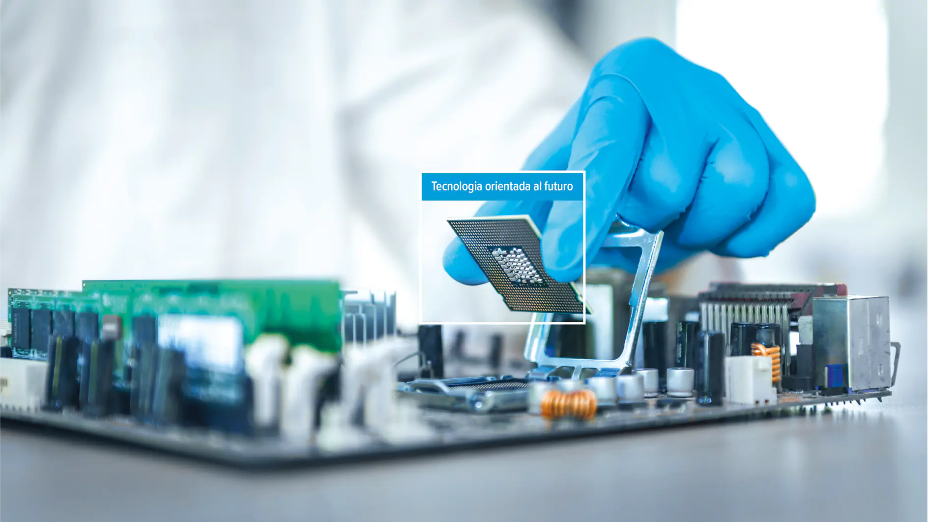 Una mano enguantada coloca un microchip en una placa base. Una etiqueta en español reza Tecnología orientada al futuro, con cinta tesa aplicada. (This text has been generated by AI)