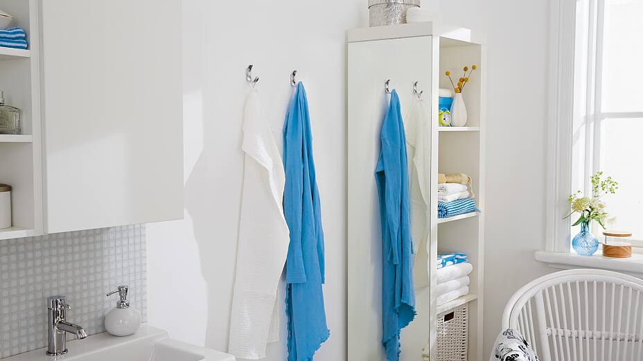 It can be difficult to find space for a full-length mirror, especially in small apartments. But here's a solution. Using moisture-resistant tesa Powerbond® MIRROR, you can attach a long mirror to the side of a bathroom shelf unit.