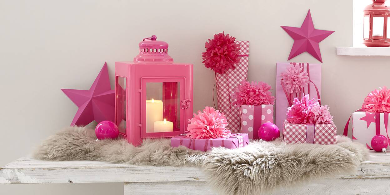 If for Christmas you wish to give rosy times to your loved ones, wrap the gifts in pink-white paper and decorated them with magnificent pompoms!