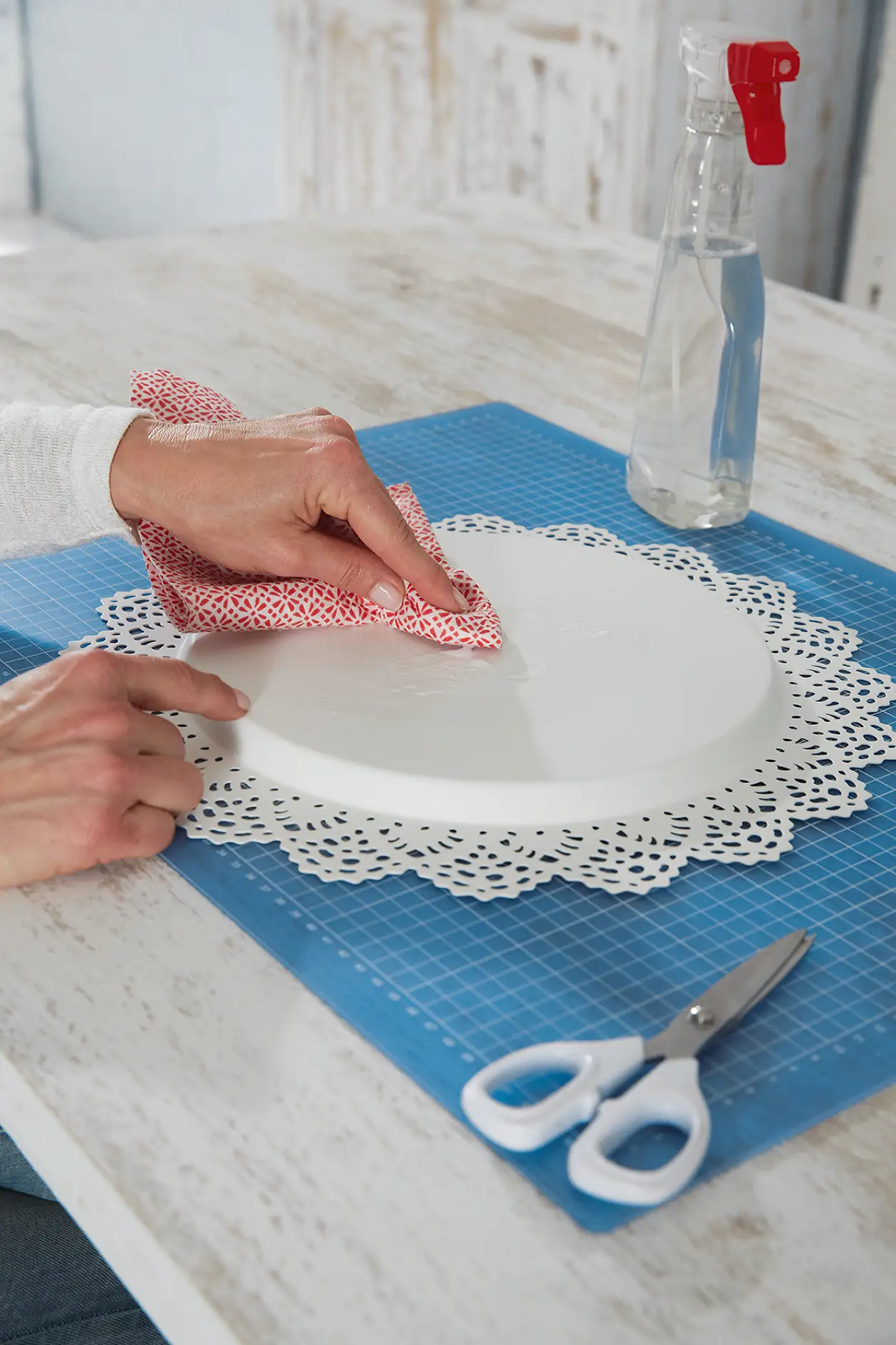 Clean the candle holder and plate thoroughly with alcohol- or silicone-free glass cleaner.