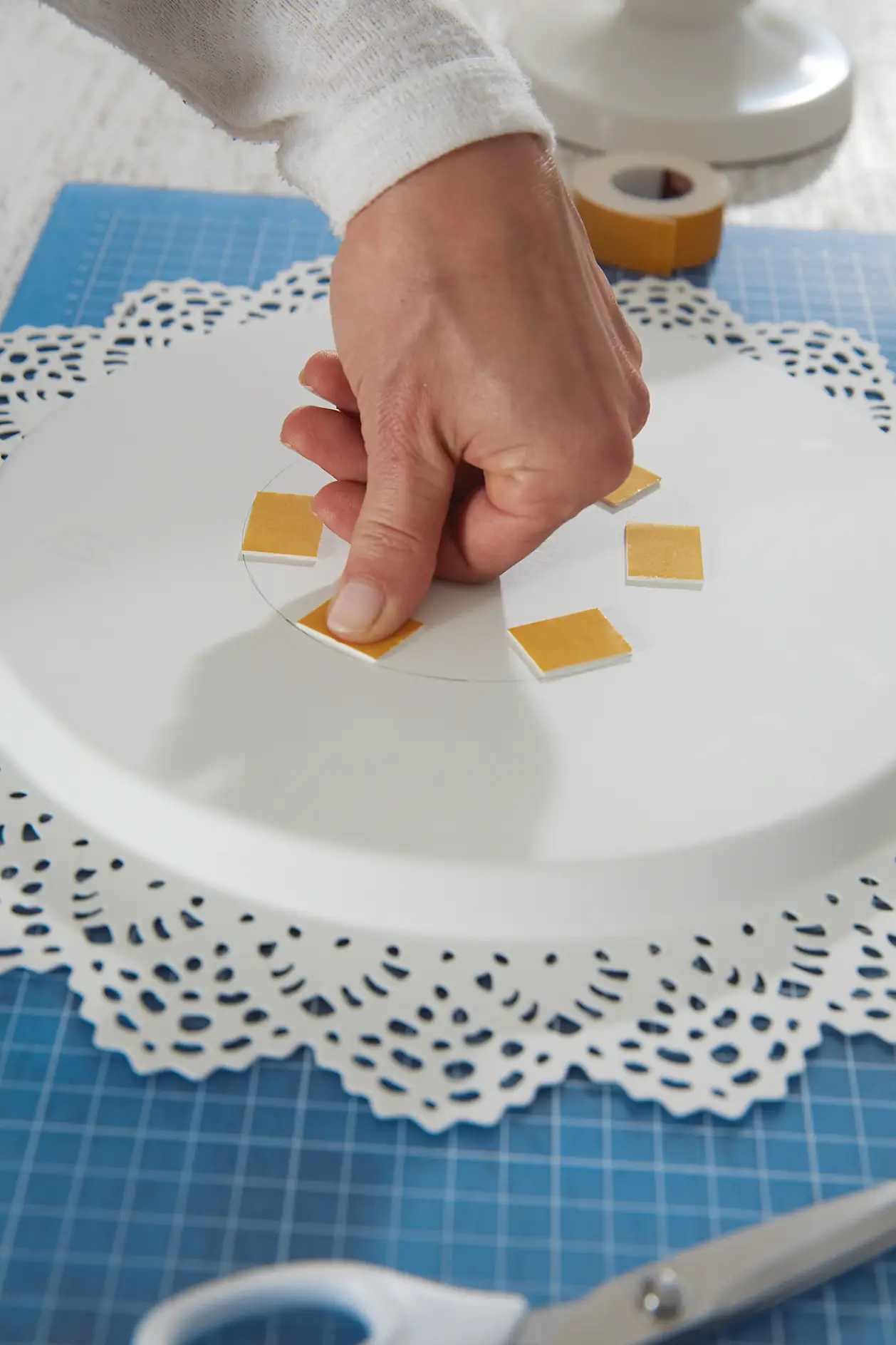 Press the tesa Powerbond® INDOOR tape for five seconds on the plate.