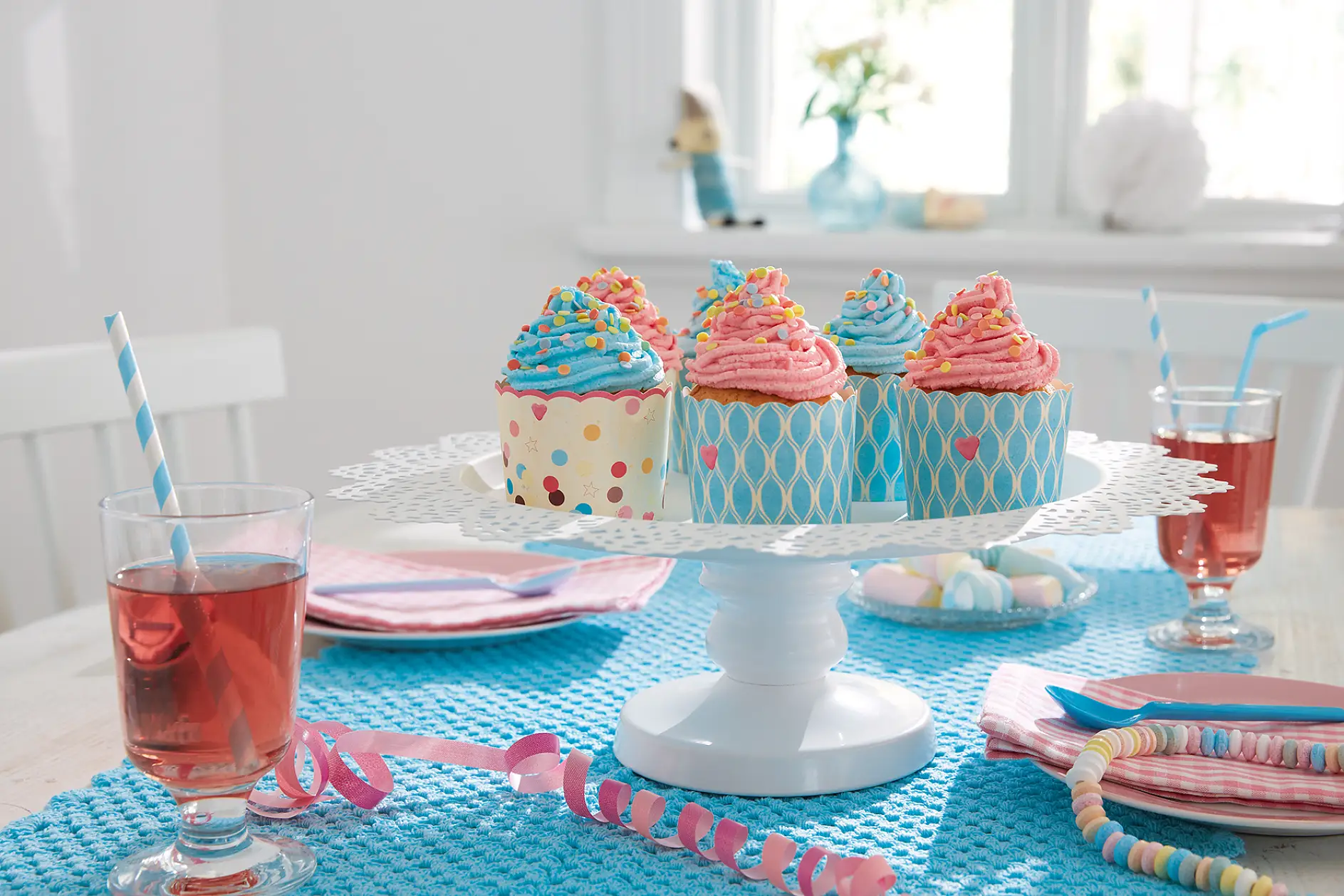 tesa Powerbond® INDOOR can be used for so much more than mounting pictures. Use it to create your own cake stand and show off your home-made muffins in style.