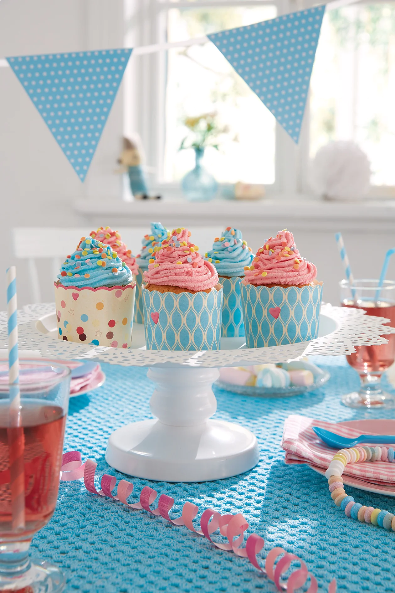 tesa Powerbond® INDOOR can be used for so much more than mounting pictures. Use it to create your own cake stand and show off your home-made muffins in style.