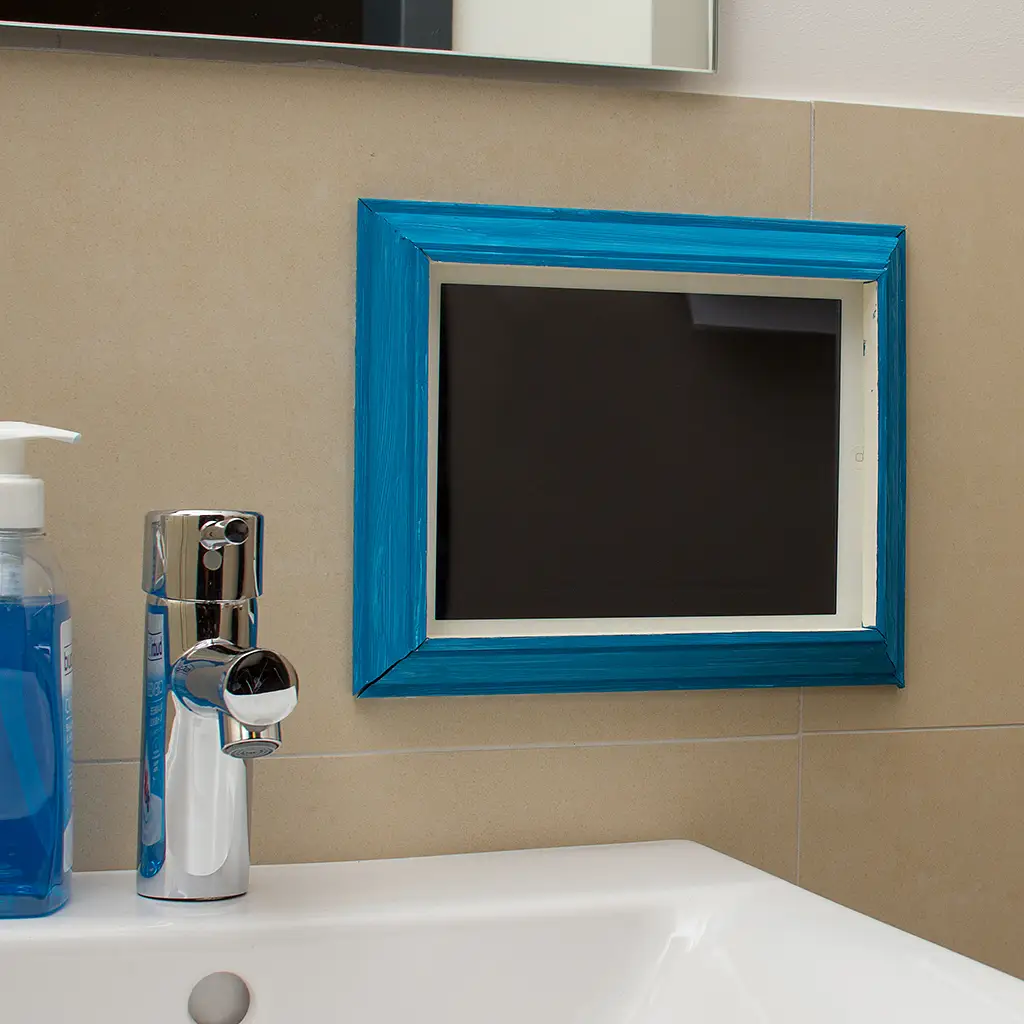 Tablet in the frame that was attached with the double-sided adhesive tape tesa Powerbond® MIRROR