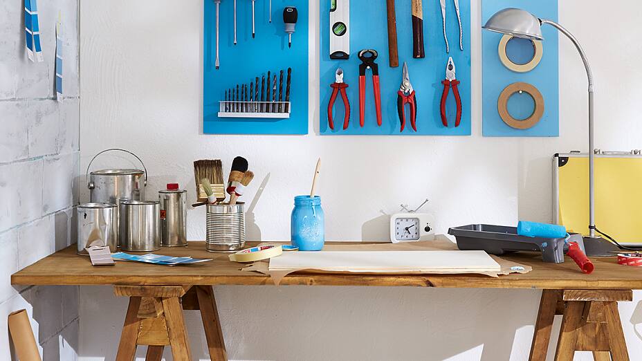 Do you waste all your DIY time looking for your tools? If so, this easy-to-make tool wall could be the answer. It's well organised and even looks good. Actually, almost too good for the basement or the hobby room...