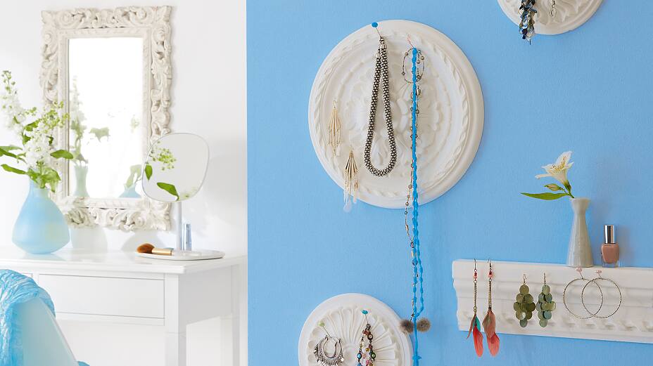 With these stucco rosettes, you can show off your favorite jewellry as part of a beautiful display. And for earrings or small pots, you can complement the effect with a stucco bars, used as a shelf, Use tesa Powerbond® INDOOR to keep everything in place.