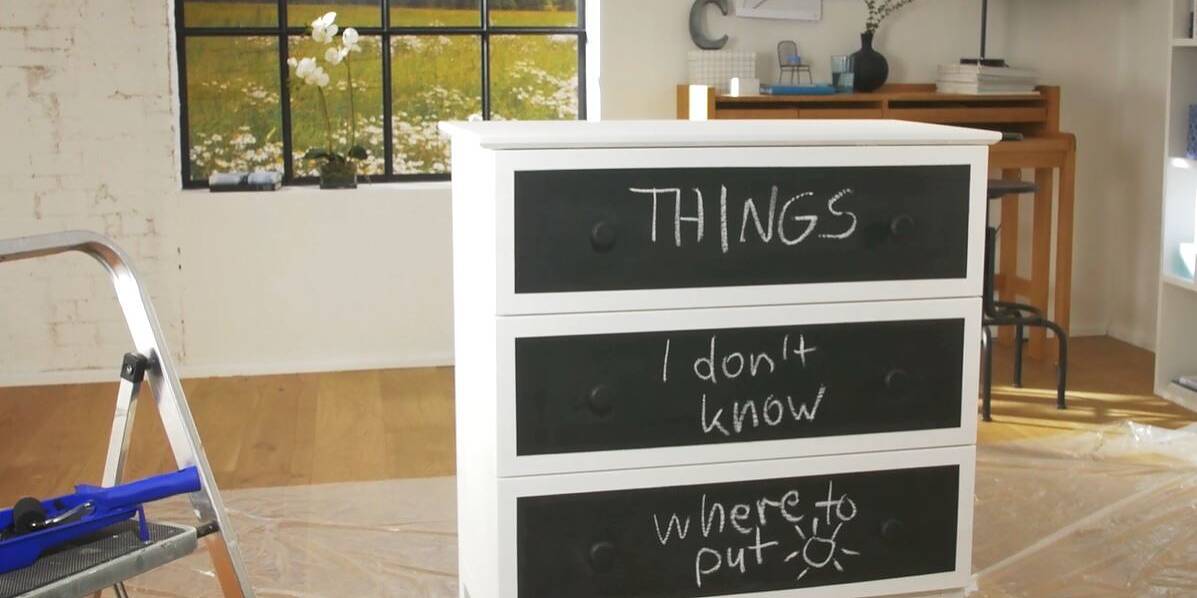 With white acrylic paint and chalkboard paint you go from an old and boring dresser to a unique and modern piece of furniture.