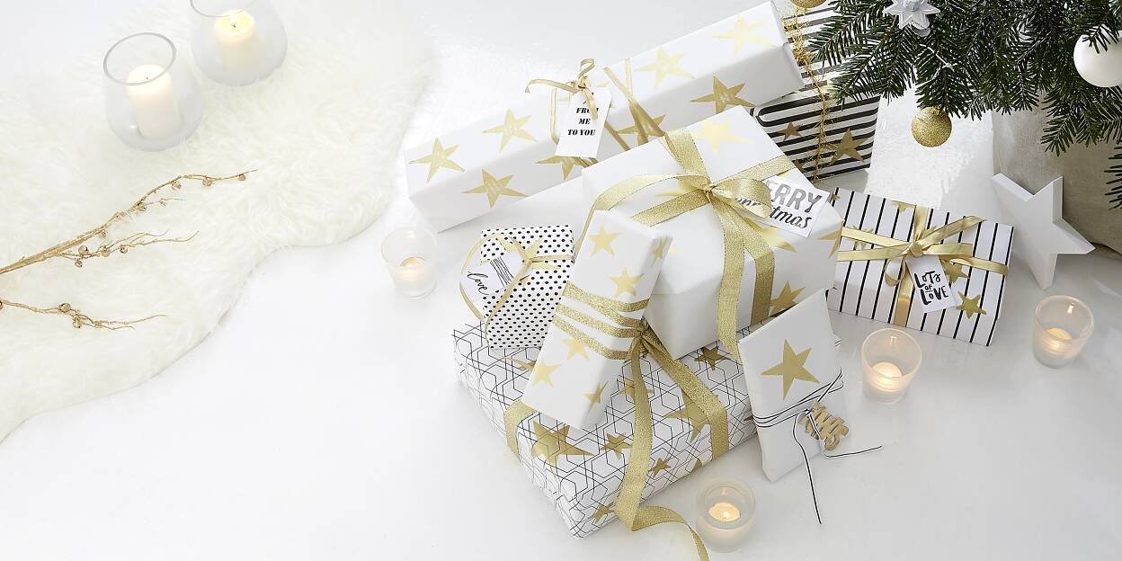 Striking gold prints with star stamps turn simple wrapping paper into something special. The stamps are easy to make and can be used for various purposes.