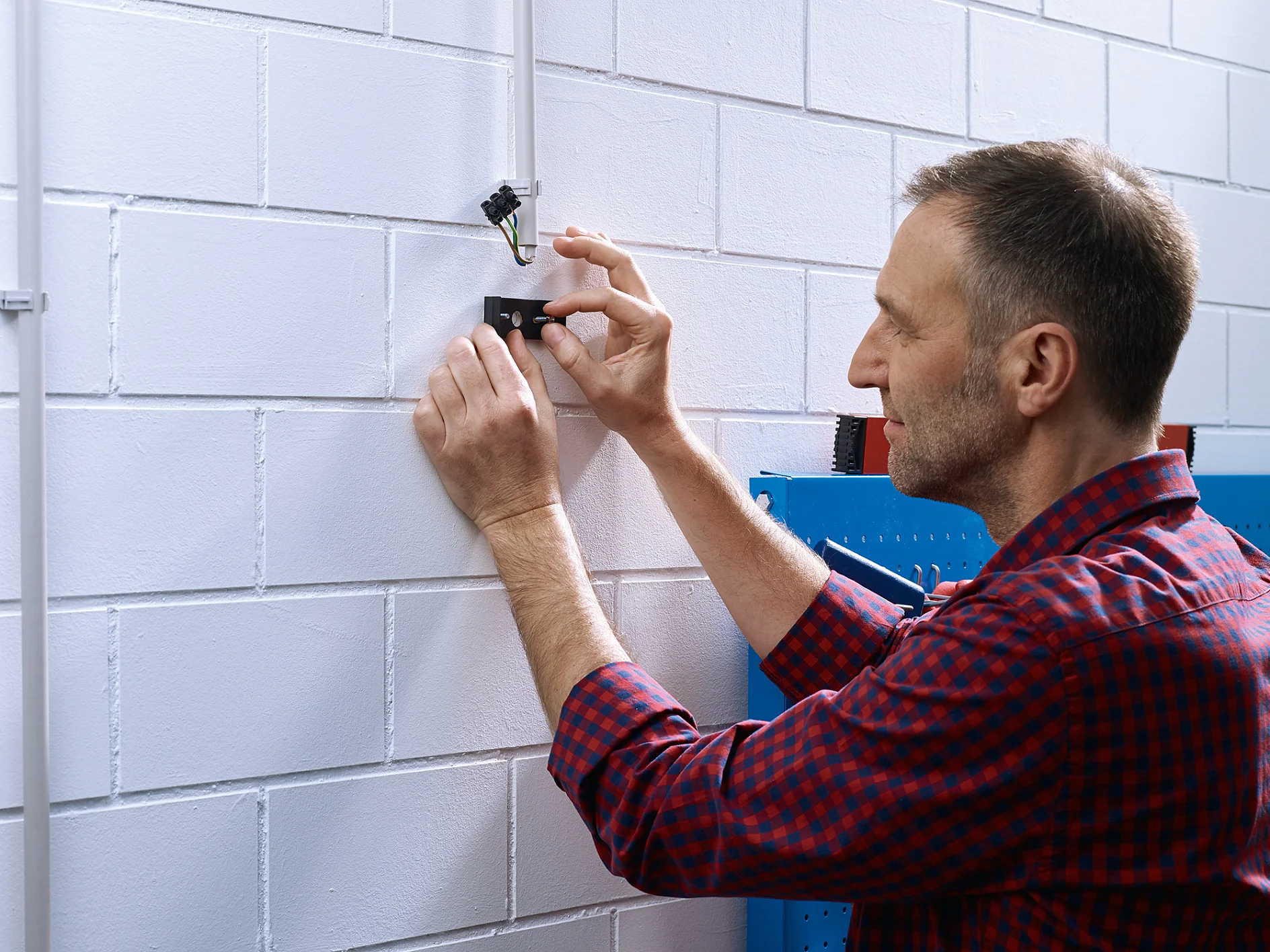 Mounting a bracket on tesa® Adhesive Screws Triangular for Brick & Stone 2.5kg.