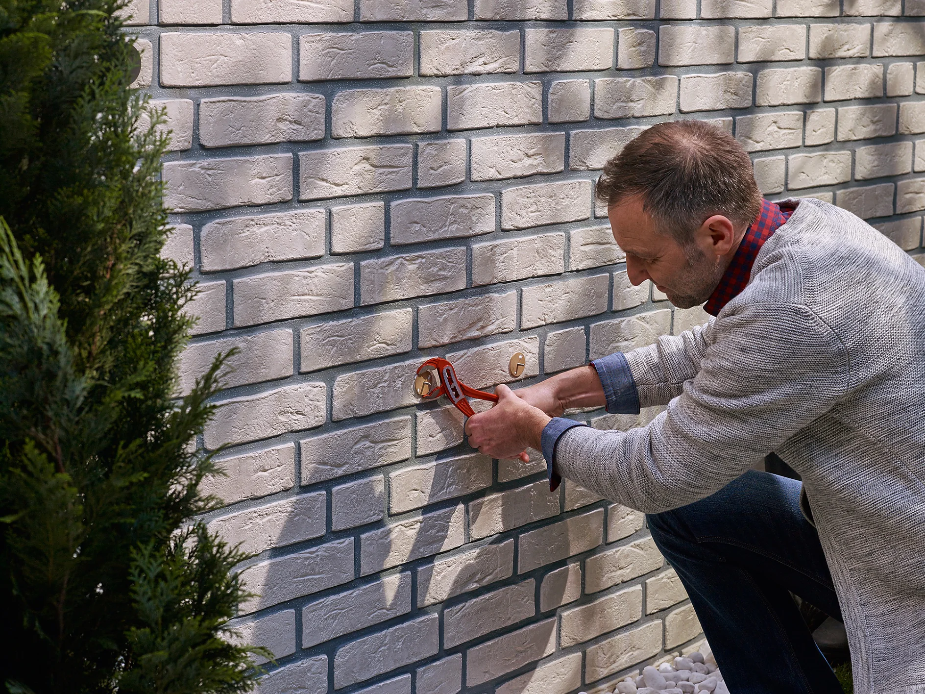 Removing a tesa® Adhesive Screw Round for Brick & Stone 10kg.