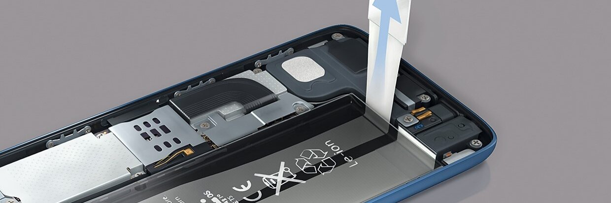 Se abre un teléfono inteligente para revelar sus componentes internos, que muestran una batería con una pestaña de extracción parcialmente levantada. La carcasa metálica del teléfono y otras piezas de hardware son visibles sobre un fondo gris, con cinta tesa utilizada para asegurar varios elementos dentro del dispositivo. (This text has been generated by AI)