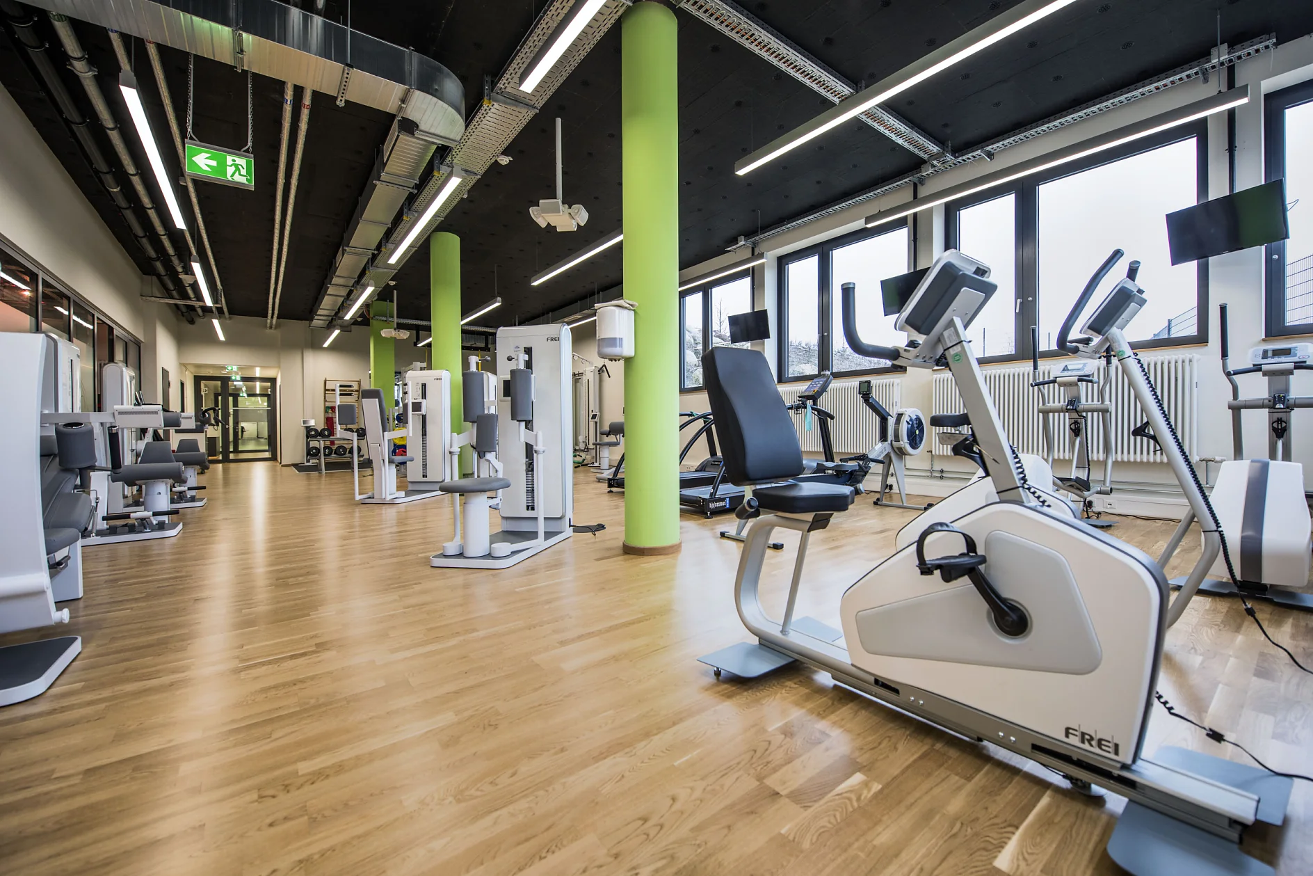 El "tesa sport club" con parque de equipamiento propio y sala de fitness.