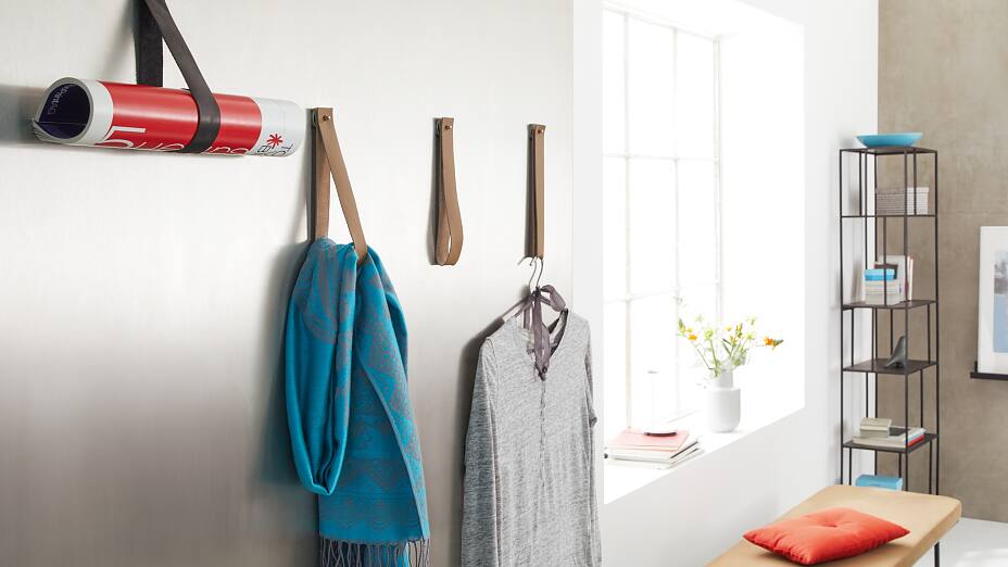 Whether on a cool metal board like here, or simply on the wall – With the round adhesive screws, these modern coat hooks made of leather loops can be easily mounted without drilling any holes!
