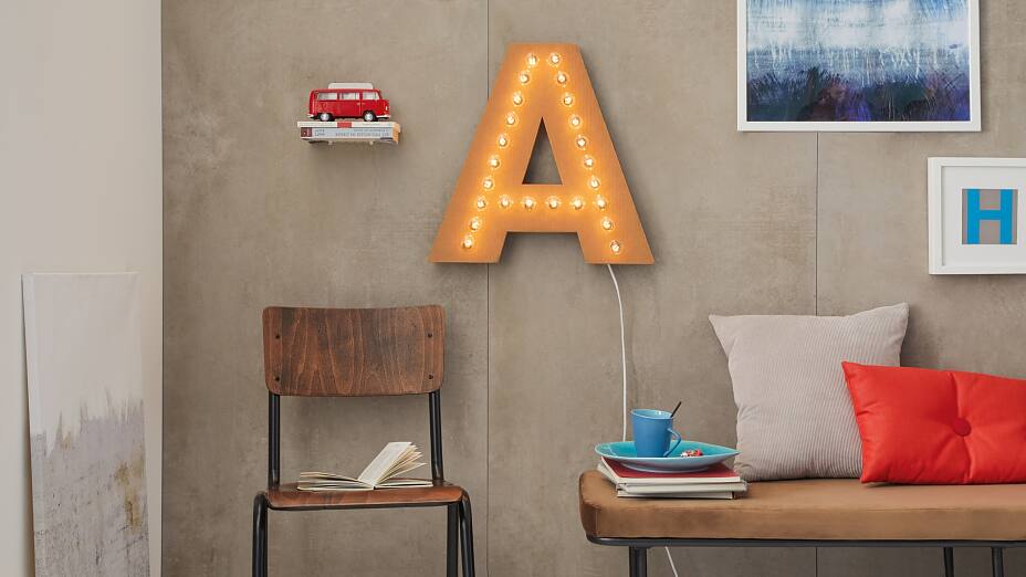 The light up letters made of corrugated cardboard are a shining example of unusual DIY ideas and simply look great. This home decor is easily mounted with adhesive screws – and without using a drill.