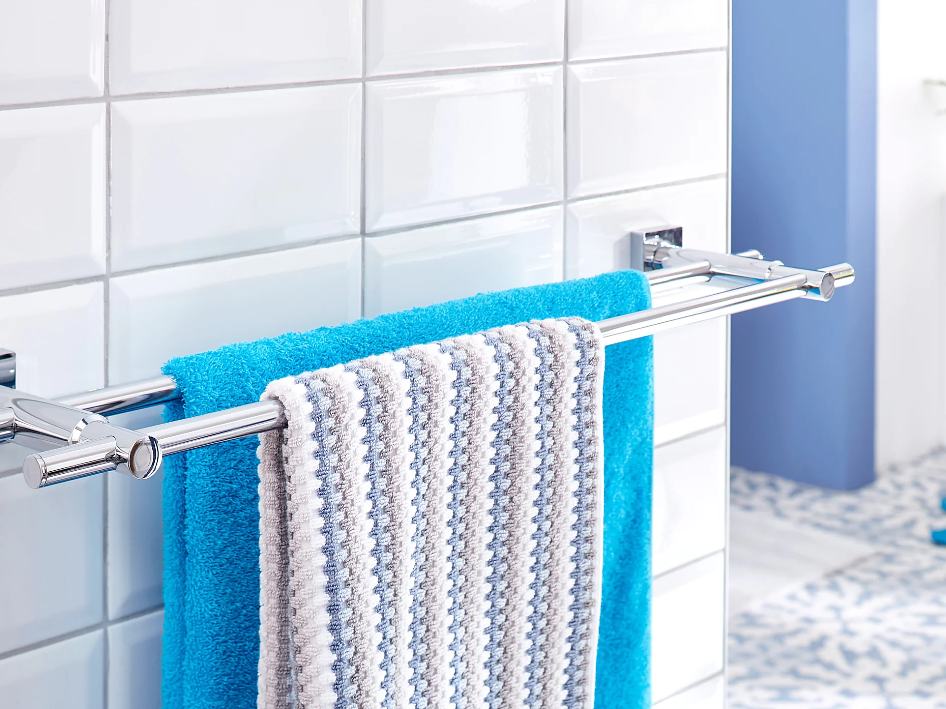 La mejor forma de colgar las toallas y dejar que se sequen. Tu baño no está completo si le falta una barra para toallas que combine con él.