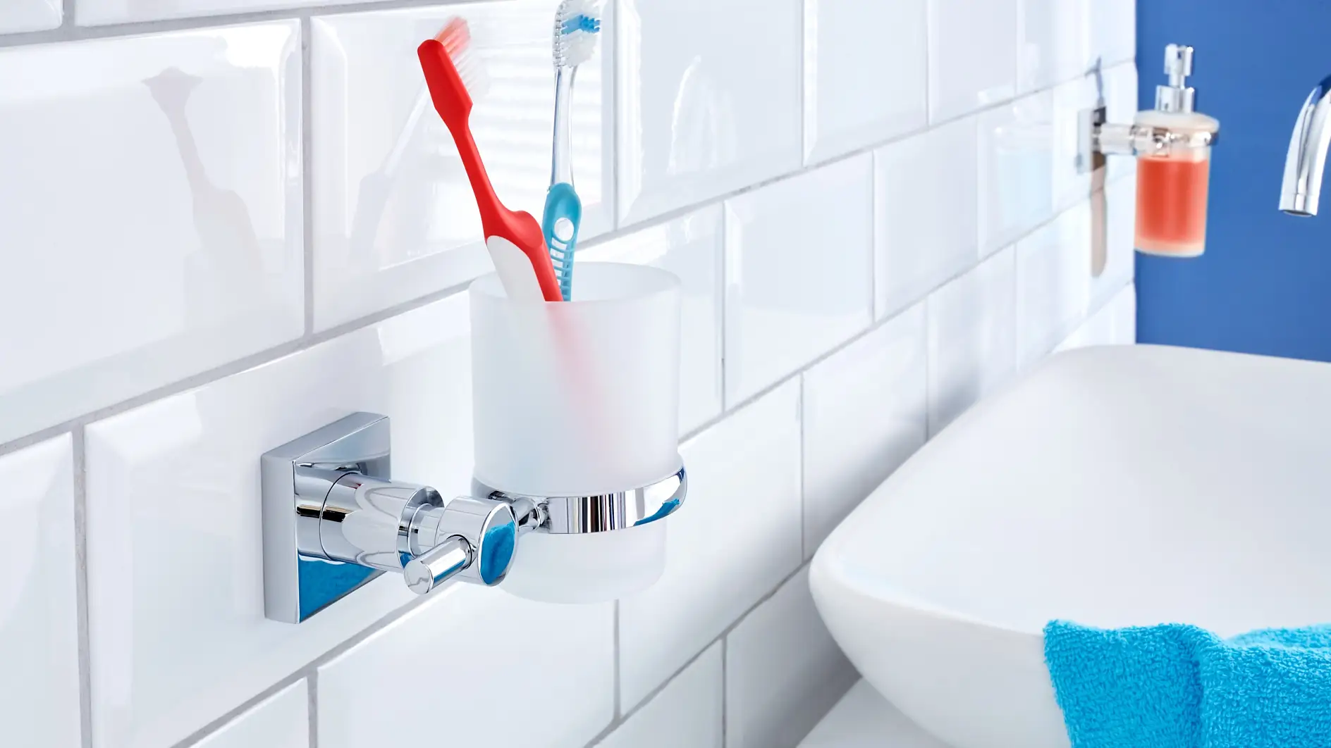 Evita que el vaso del cepillo de dientes ocupe espacio en el lavabo. Ponlo donde mejor se vea y en el lugar donde tiene que estar.