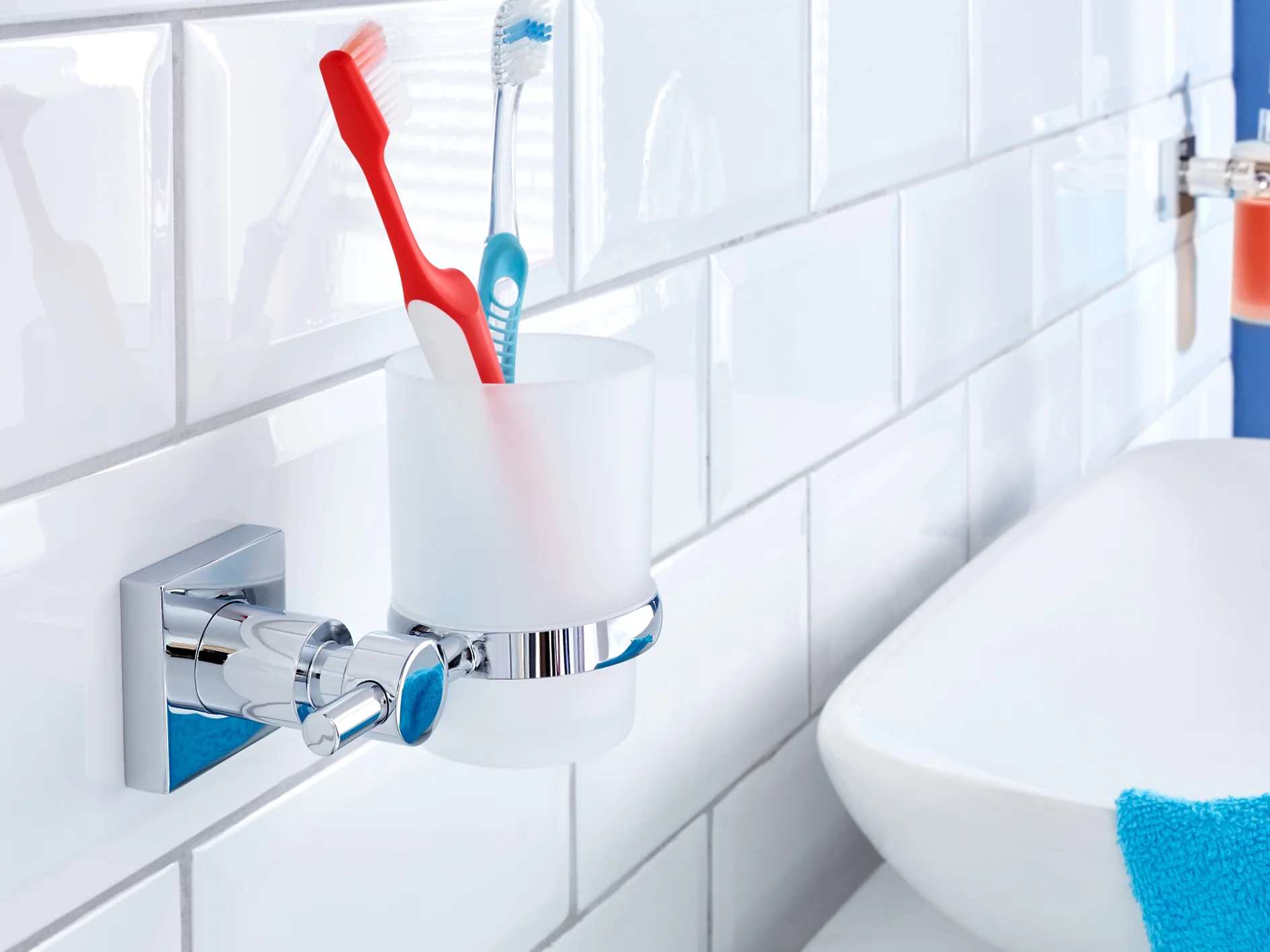 Evita que el vaso del cepillo de dientes ocupe espacio en el lavabo. Ponlo donde mejor se vea y en el lugar donde tiene que estar.
