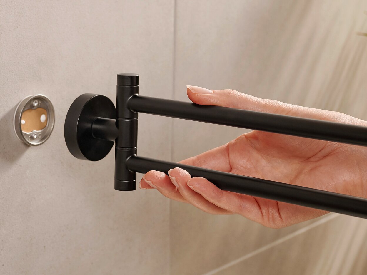 tesa_Moon_coloured_2-armed_towel_holder_step_05of10_ap