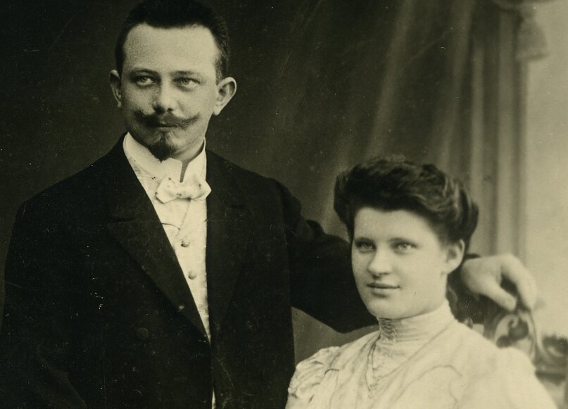 La secretaria Elsa Tesmer inventó el nombre de la marca tesa® Elsa Tesmer trabajó en Beiersdorf en Hamburgo desde abril de 1903 hasta finales de octubre de 1908, primero como oficinista y después como jefa de oficina. Ella creó el nombre usando las dos primeras letras de su apellido y las dos últimas letras de su nombre.