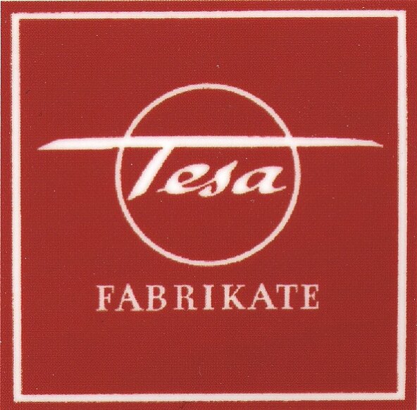 1941: Creación de la marca paraguas tesa® El nombre tesafilm® se crea como una abreviatura de «tesa-Klebefilm» (cinta adhesiva tesa). tesa evoluciona en una marca paraguas que engloba todos los productos autoadhesivos del Grupo.